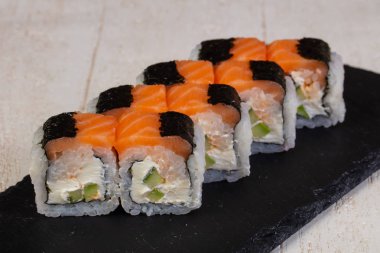 Japon soğuk rulo somon ile