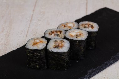 Yılan balığı ile Japon soğuk rulo