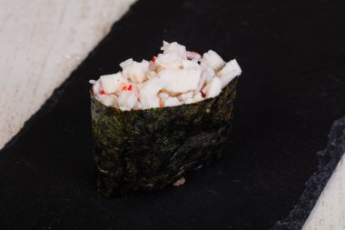 Japon geleneksel Gunkan suşi yengeç