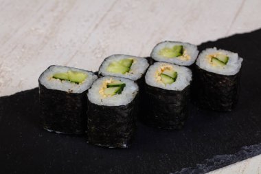 Japon vegan rulo salatalık ile