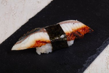 Yılan balığı ile geleneksel Japon Suşi