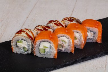 Japon soğuk rulo somon ile