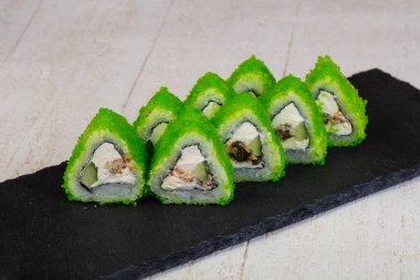 Yılan balığı ile Japon soğuk rulo