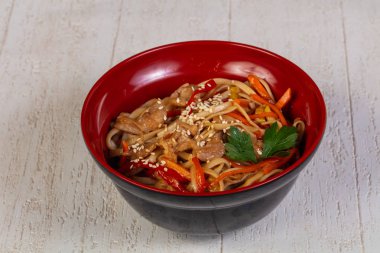 Udon noodle domuz eti ve sebze ile