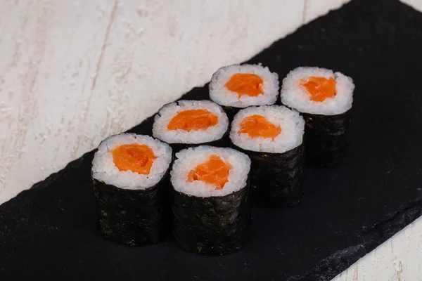 Roti Gulung Dingin Jepang Dengan Salmon — Stok Foto