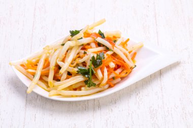 Turşu bambu yığın kabın içinde