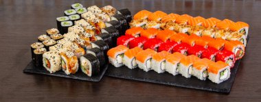 Büyük lezzetli Philadelphia ve California sushi seti