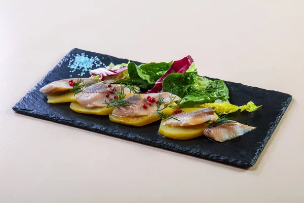 Patates ve soğanlı ringa balığı.