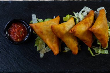 Soslu sıcak et hamur işleri