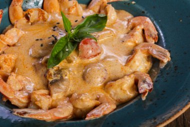 Fesleğen yaprakları servis soslu karides kokteyl