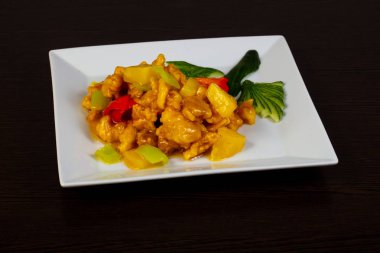 Tatlı ve ekşi soslu domuz eti