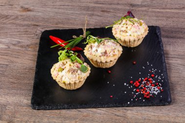 Rus salatası kanepe otlar ile