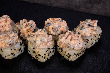 Japon baharatlı suşi ve rulolar