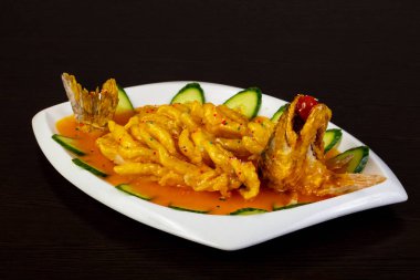 Çin mutfağı pike levrek sos ile