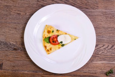 Pizza Caprese fesleğen ve mozarella