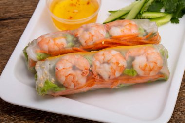 Vietnamca Spring roll karides ve sebze ile