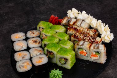 Japon Suşi ile çeşitli madde ayarla