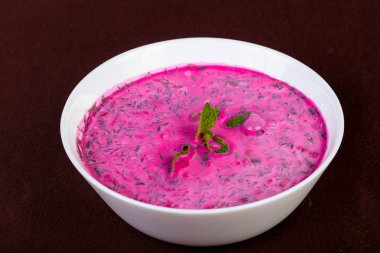 Pancar ve kefir ile Okroshka çorbası