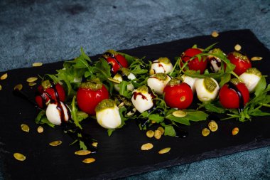 Mozzarella peyniri ile İtalyan Caprese salatası
