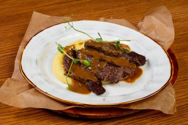 Kavrulmuş et sos ve patates püresi ile