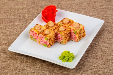 Tobiko ve avokado ile rulo