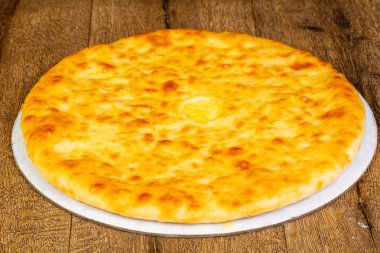 Ahşap arka plan üzerinde geleneksel Osetya pasta