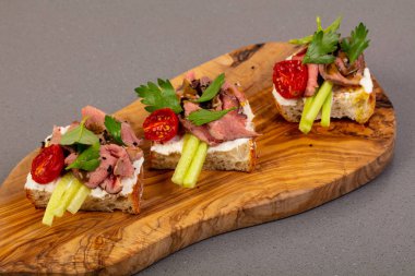 Alarmdan ve domates Bruschetta