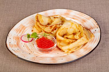 Rus sıcak krep kırmızı havyar ile