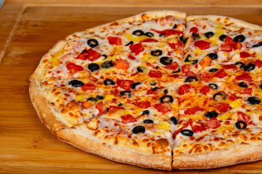 Tavuk ve zeytin pizza