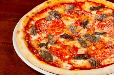 Sığır eti ve peynirli pizza