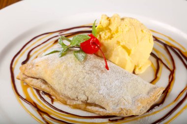 Apple strudel dondurma ile