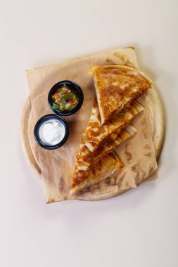 Quesadilla tavuk ve peynir ile
