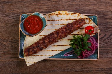 Domuz kebap et sosu ve ekmek ile