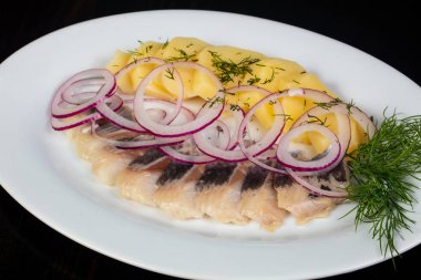 Patates ve soğan ile ringa balığı filetosu