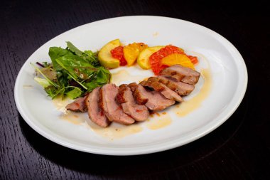 Lezzetli kızarmış ördek göğsü sebzeli