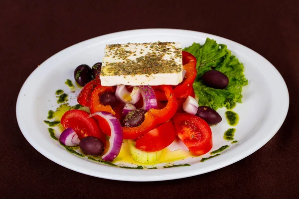 希腊沙拉配羊乳酪和香草 — 图库照片