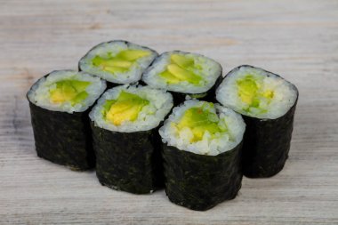Japon geleneksel rulo ile avokado