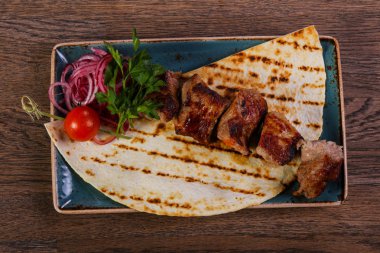 Domuz kebap Barbekü otlar ve ekmek servis