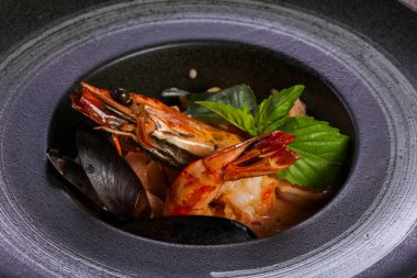 Fesleğen yaprakları ile deniz ürünleri makarna