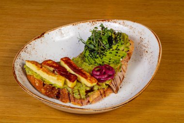 Bruschetta avokado ve Yunan peynir haloumi ile