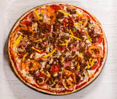 Kıyılmış et ve sebze pizza