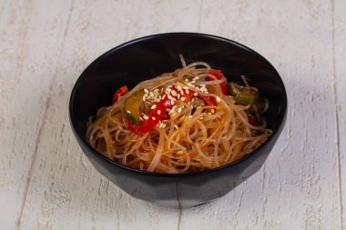 Susam cam noodle sebze ile servis