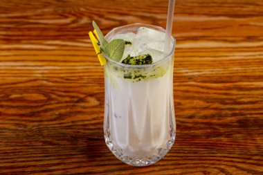 Nane ve buz ile muzlu süt