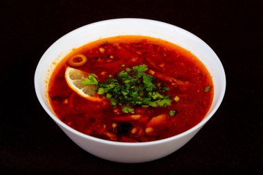 Rus Solyanka çorbası zeytin ile