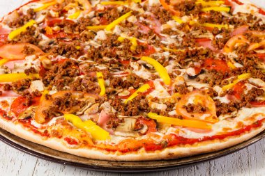 Kıyılmış et ve sebze pizza