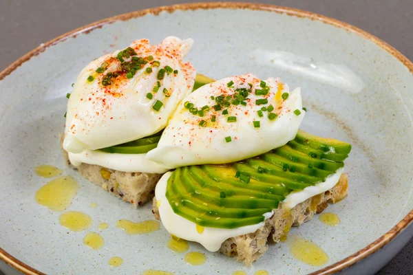 Bruschetta Med Benedict Ägg Och Avokado — Stockfoto