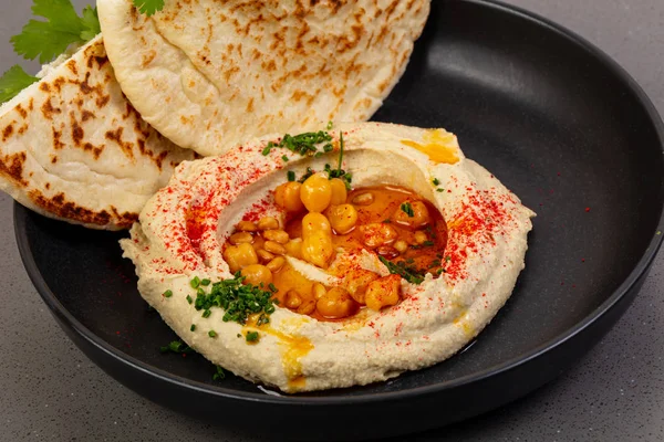 Humus Med Pita Och Koriander Blad — Stockfoto