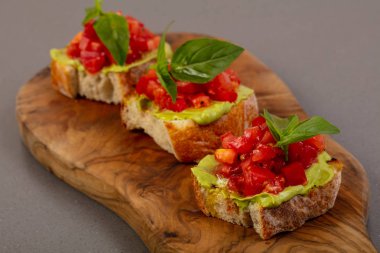 Bruschetta domates ve avokado