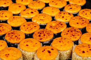 Japonca set balık ve pirinç ile rulo