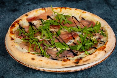 Pizza jambon ve rucola ile